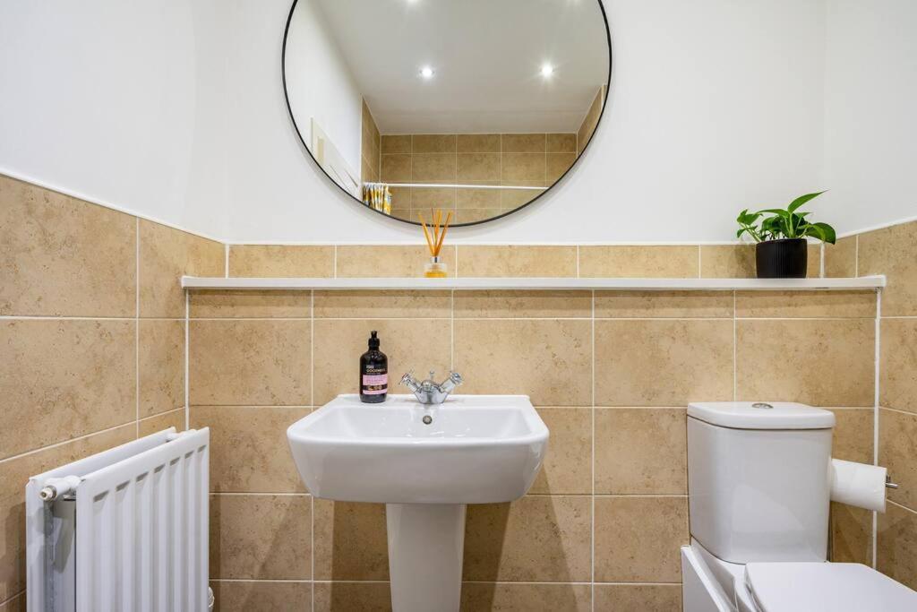 Bright, Modern 2 Bedroom House With Free Parking! Apartamento *