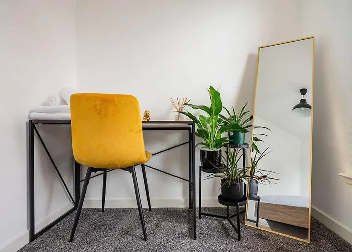 Bright, Modern 2 Bedroom House With Free Parking!