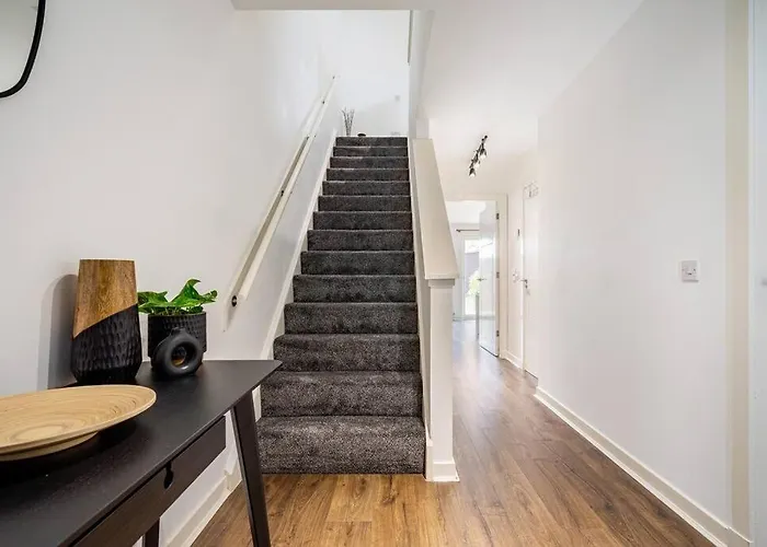 Bright, Modern 2 Bedroom House With Free Parking!