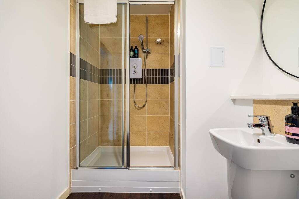 Bright, Modern 2 Bedroom House With Free Parking! Апартаменты *