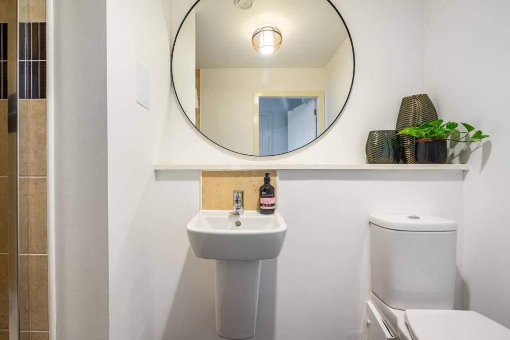 Bright, Modern 2 Bedroom House With Free Parking! Апартаменты
