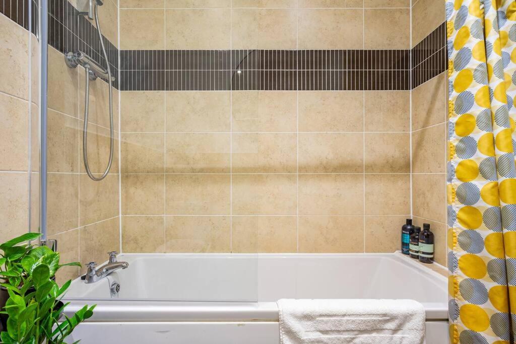 Appartement Bright, Modern 2 Bedroom House With Free Parking!