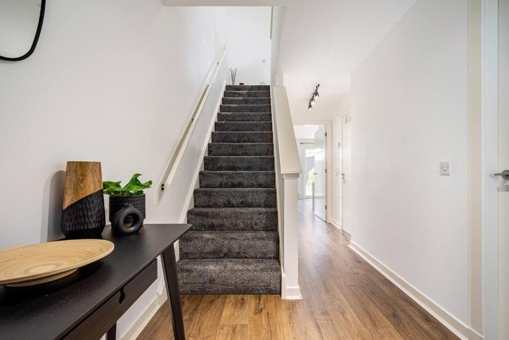 Appartement Bright, Modern 2 Bedroom House With Free Parking!