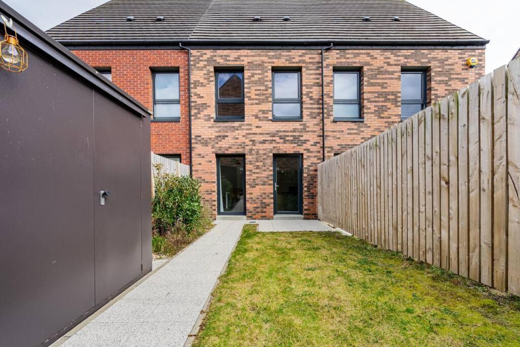 Bright, Modern 2 Bedroom House With Free Parking! Appartement *