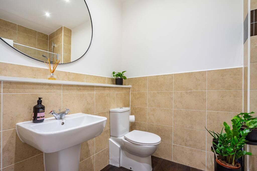 Appartement Bright, Modern 2 Bedroom House With Free Parking! *